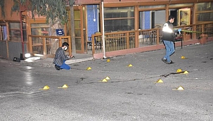 İzmir'de silahlı çatışma! Birbirlerine kurşun yağdırdılar: 1 ölü, 4 yaralı