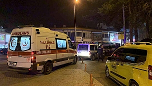 Kavgada bıçaklanan şahıs, kaçmaya çalışırken cami bahçesinde bayıldı