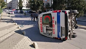 Sancaktepe'de otomobille çarpışan ambulans devrildi