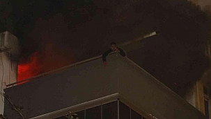 Sinir krizi geçiren genç oturduğu evi ateşe verdi, balkona çıkıp sigara içti