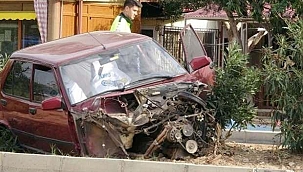 Direğe çarpan otomobil ikiye bölündü
