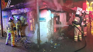 Elektrik olmadığı için yaktığı mum evini küle çevirdi! Alevlerin arasından kurtardılar