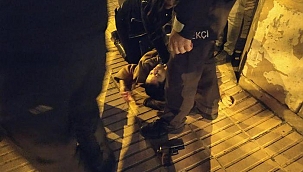 Eşinin silahını kurcalarken sokak ortasında kendini vurdu
