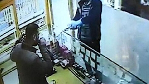 Sokakta korku dolu anlar! Oyuncak tabancalı soyguncu, gerçek tabancalı kuyumcu tarafından vuruldu