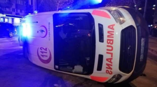 İzmir'de otomobil ile çarpışan ambulans yan yattı: 3 yaralı