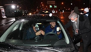 Sakarya'da soğuk havada yolda kalanlara çorba ikram edildi