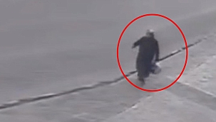 Çantası çalınan yaşlı kadın, çaresizce hırsızın peşinden koştu! Kapkaç anı kamerada