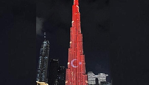 Dünyanın en yüksek gökdeleninde Türk bayrağı dalgalandı