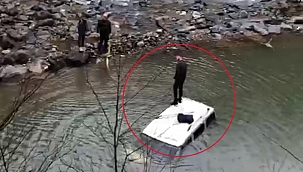Suya gömülen aracının üzerinde kurtarılmayı bekledi