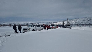 Araçları kara saplanan 3 paraşütçüyü AFAD kurtardı