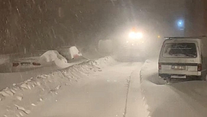 Kars'ta onlarca araç mahsur kaldı! Donmaktan son anda kurtarıldılar