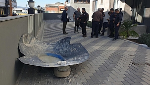 Manisa'da faciadan dönüldü! Fabrika bacasının patlamasıyla fırlayan parça sitenin bahçesine düştü