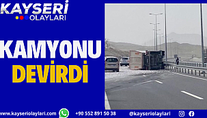 Mıcır yüklü kamyon devrildi