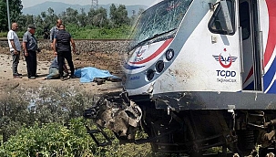 İzmir'de feci kaza! Yolcu treni traktöre çarptı