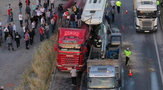 Manisa'da feci kaza! 1 ölü, çok sayıda yaralı... Kamyondaki profiller otobüsün camından içeri girdi