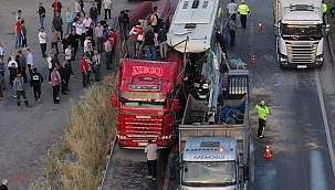 Manisa'da feci kaza! 1 ölü, çok sayıda yaralı... Kamyondaki profiller otobüsün camından içeri girdi