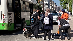Halk otobüsü ile motosiklet çarpıştı