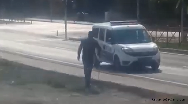 Polisi görünce koltuk değneğine sarıldı