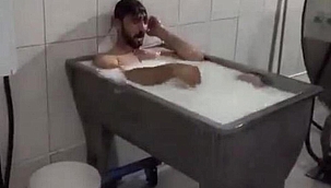 Süt banyosundan beraat etti, cezaevinde kaldığı 6 gün için tazminat kazandı