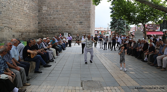 Ulu Çınarlar meydanda konser verdiUlu Çınarlar meydanda konser verdi