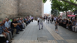 Ulu Çınarlar meydanda konser verdiUlu Çınarlar meydanda konser verdi