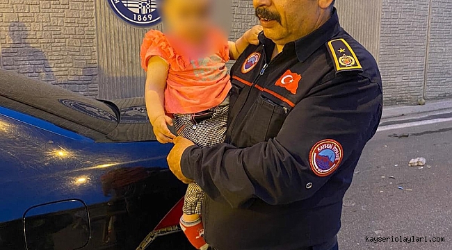 Zincirleme kazada, araca sıkışan bebeği itfaiye kurtardı