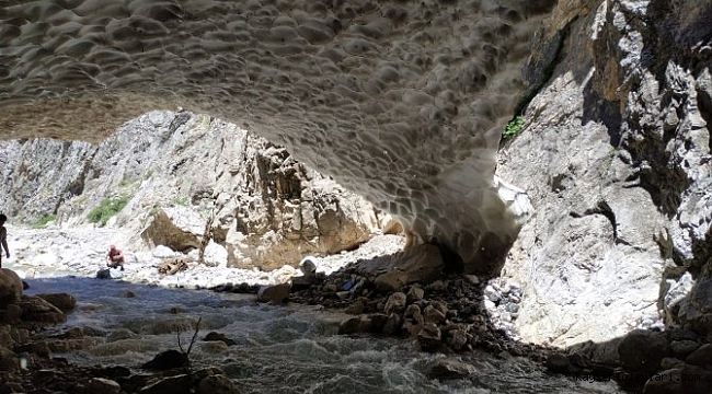 Kanyondaki kar kütleleri altında kalan 3 kişi kurtarıldı