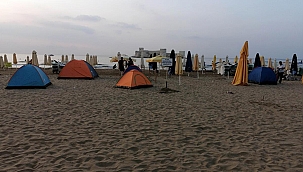 Kızkalesi'nde otellerde yer kalmayınca tatilciler çadır kurdu