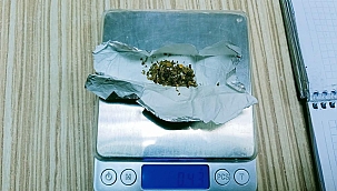 Lüks otomobilde kuru sıkı tabanca ele geçirildi