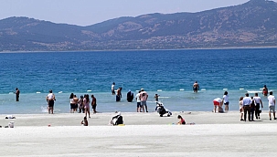 Salda Gölü'nde yoğun ziyaretçi trafiği