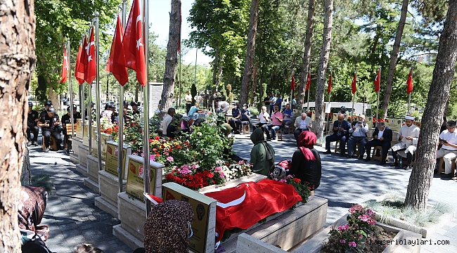 Şehit Taha Uluçay, kabri başında Kur'an okunarak anıldı