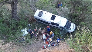 Tunceli'de tur minibüsü devrildi: 3'ü ağır 19 kişi yaralandı