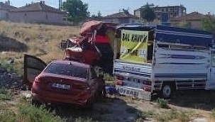 Aracıyla karpuz taşıyan kamyona çarpan sürücü yaşamını yitirdi 