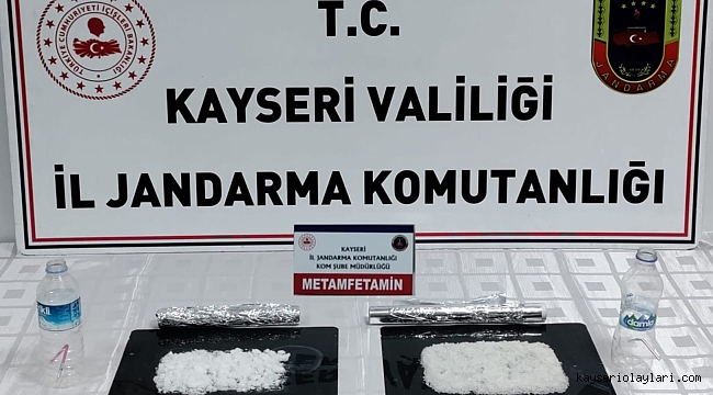 Kuru pasta kutusunda uyuşturucu saklayan 2 kişiye gözaltı