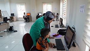 MELİKGAZİ YAZ KURSLARINDA ÖĞRETİRKEN EĞLENDİRMEYE DEVAM EDİYOR