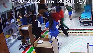 Önce eşini sonra sağlık çalışanlarını darp etti... O anlar güvenlik kamerasına yansıdı
