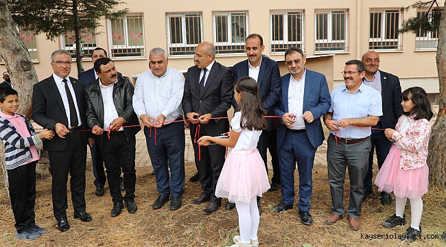 Atık malzemeleri geri dönüştürerek kütüphane yaptılar