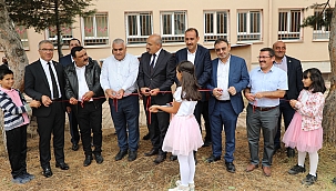 Atık malzemeleri geri dönüştürerek kütüphane yaptılar