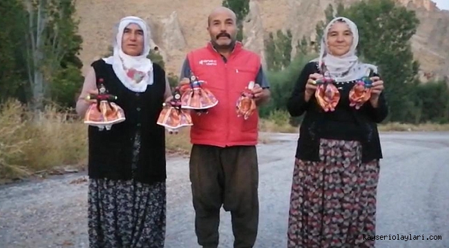 Bez bebek satmak için 4 dil öğrendiler
