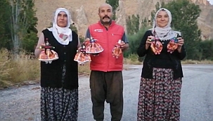 Bez bebek satmak için 4 dil öğrendiler