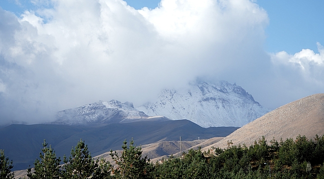 Erciyes Dağı'na sezonun ilk karı yağdı
