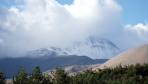 Erciyes Dağı'na sezonun ilk karı yağdı