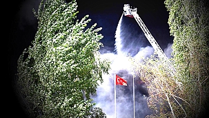 Erzurum'da canları pahasına bayrağı yanmaktan kurtardılar