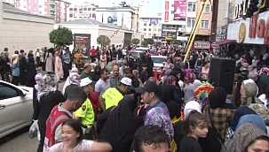 İndirim izdihamında mağaza kepenkleri kapatmak zorunda kaldı!