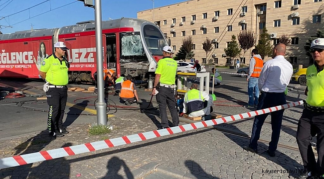 SON DAKİKA… Tramvay kaza yaptı, trafik durdu