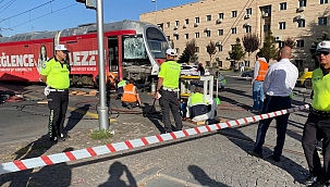 SON DAKİKA… Tramvay kaza yaptı, trafik durdu