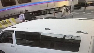 Sultangazi'de feci kaza: Tramvaya çarpan motosikletteki metrelerce sürüklendi