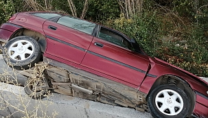 Yeşilhisar'da otomobil kanala düştü