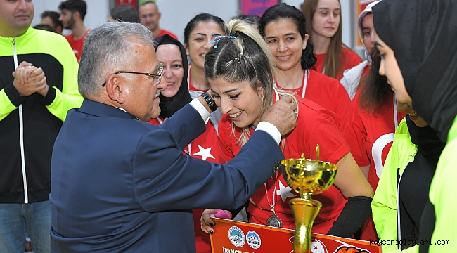 BÜYÜKKILIÇ, SPORCULARIN COŞKUSUNA ORTAK OLDU
