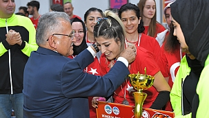 BÜYÜKKILIÇ, SPORCULARIN COŞKUSUNA ORTAK OLDU